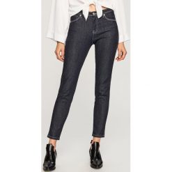 Jeansy slim fit - Granatowy. Niebieskie jeansy damskie Reserved. W wyprzedaży za 49.99 zł.