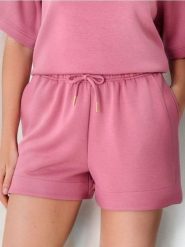 Szorty dresowe z wiązaniem soft touch - fioletowy. Fioletowe spodenki sportowe damskie Sinsay, l, bez wzorów, z dresówki. W wyprzedaży za 17.99 zł.