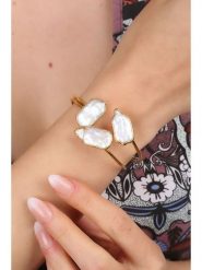 Pierres delicates Pozłacana bransoletka z masą perłową rozmiar: onesize. Białe bransoletki damskie Pierres delicates, pozłacane. Za 118.28 zł.