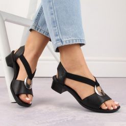 Skórzane komfortowe sandały damskie na gumki czarne Rieker 62662-01. Czarne sandały damskie Rieker, bez wzorów, ze skóry, bez obcasa, bez zapięcia. Za 289.99 zł.