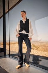 Gładkie jeansy bootcut granatowe. Jeansy damskie MOODO. W wyprzedaży za 74.99 zł.