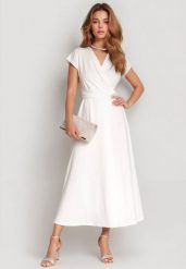 Biała Sukienka Kopertowa Chloriera. Białe sukienki damskie Born2be, bez wzorów, z tkaniny, eleganckie, bez ramiączek. Za 179.99 zł.