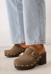 Zielone Klapki Chodaki na Słupku z Imitacji Drewna Zdobione Nitami i Sprzączką Salona. Zielone klapki damskie Born2be, z aplikacjami, bez obcasa, na obcasie, bez zapięcia. Za 109.99 zł.