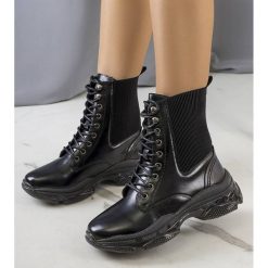 Czarne botki Sedile. Czarne botki damskie ze skóry ekologicznej, eleganckie, bez obcasa, bez zapięcia. Za 142.06 zł.