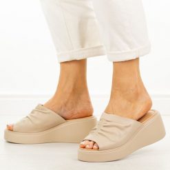 Beżowe skórzane klapki damskie na platformie Vinceza 66949. Brązowe klapki damskie VINCEZA, bez wzorów, z jeansu, bez obcasa, na platformie, bez zapięcia. Za 219.00 zł.