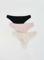 Majtki typu stringi 3 pack - złamana biel. Stringi Reserved, bez wzorów. Za 49.99 zł.