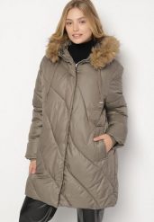 Ciemnozielona Kurtka z Asymetrycznym Pikowaniem i Kapturem z Futerkiem Ruvita. Zielone kurtki damskie Born2be, plus size, bez wzorów, z dzianiny. Za 279.99 zł.