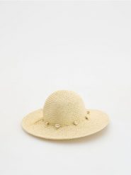 Pleciony kapelusz z koralikami - kremowy. Białe kapelusze damskie Reserved, bez wzorów. W wyprzedaży za 55.99 zł.