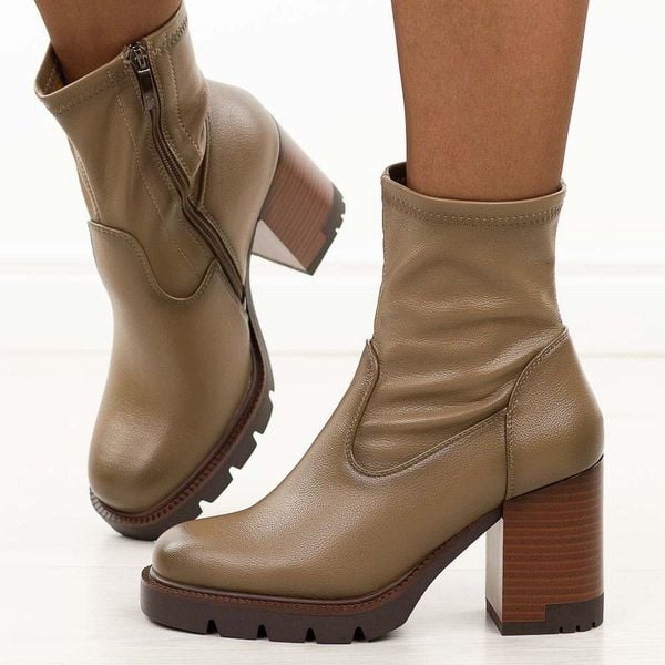 Khaki wysokie botki damskie na słupku Potocki 12419. Brązowe botki damskie POTOCKI, na jesień, z polaru, eleganckie, z okrągłym noskiem, bez obcasa, na platformie, bez zapięcia. W wyprzedaży za 205.54 zł.