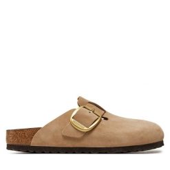 Klapki Birkenstock. Brązowe klapki damskie Birkenstock, bez wzorów, bez obcasa, bez zapięcia. Za 759.99 zł.