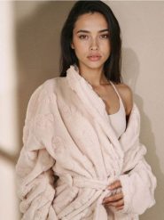 Szlafrok ze wzorkiem z kokardy - kremowy. Białe szlafroki damskie Sinsay, bez wzorów, bez kaptura. Za 59.99 zł.