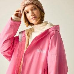 Wodoodporny szlafrok do przewijania dla dorosłych unisex. Czerwone szlafroki damskie Regatta, bez wzorów, bez kaptura. W wyprzedaży za 329.99 zł.