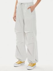 Converse Spodnie materiałowe W Parachute Pant 10026399-A02 Biały Loose Fit. Białe spodnie materiałowe damskie Converse, bez wzorów, z bawełny. Za 379.99 zł.