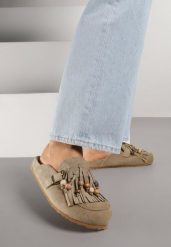 Zielone Klapki na Platformie Ozdobione Koralikami Klamrami i Frędzlami Leurecea. Zielone klapki damskie Renee, bez wzorów, bez obcasa, na platformie, bez zapięcia. Za 119.99 zł.