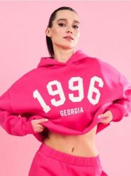 Bluza hoodie z obniżoną linią ramion i napisem "1996 Georgia" Gym Hard - różowy. Czerwone bluzy damskie Sinsay, l, bez wzorów, bez kaptura. Za 49.99 zł.