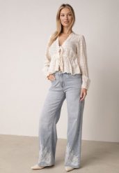 Niebieskie Szerokie Jeansy z Ozdobnym Boho Nadrukiem na Nogawkach Asoochis. Niebieskie jeansy damskie Born2be. Za 129.99 zł.