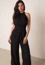 Czarny Kombinezon Elegancki z Broszką Różą 3D i Dekoltem Halter Thaelima. Czarne sukienki damskie Born2be, bez wzorów, eleganckie, bez ramiączek. Za 159.99 zł.