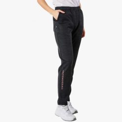 Spodnie treningowe damskie Swedemount Training Logo Pants II. Brązowe obuwie sportowe damskie SWEDEMOUNT, bez wzorów, z dresówki. Za 199.99 zł.