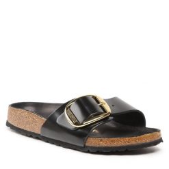 Klapki Birkenstock. Czarne klapki damskie Birkenstock, bez wzorów, bez obcasa, bez zapięcia. Za 499.99 zł.