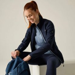 Damska kurtka Moutdale Softshell. Białe kurtki damskie Regatta, l, bez wzorów, z materiału, z kapturem. Za 345.00 zł.
