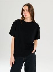 Bawełniana koszulka basic - czarny. Czarne koszulki damskie Sinsay, l, bez wzorów, z bawełny, bez kołnierzyka, bez ramiączek. Za 19.99 zł.
