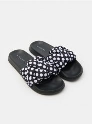 Klapki w kropki - czarny. Czarne klapki damskie Sinsay, bez wzorów, bez obcasa, bez zapięcia. Za 39.99 zł.