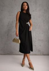 Czarna Sukienka z Wiskozą Bez Rękawów z Rozcięciem na Nogę i Ozdobą Kauri. Czarne sukienki damskie Renee, z aplikacjami, z wiskozy, eleganckie, bez ramiączek. Za 129.99 zł.