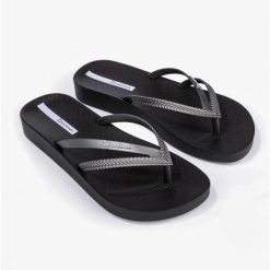 Japonki damskie Ipanema Bossa Soft V. Czarne klapki damskie Ipanema, bez wzorów, bez obcasa, bez zapięcia. Za 74.25 zł.