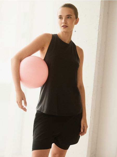 Sportowe szorty z kolarkami - czarny. Czarne spodenki sportowe damskie Reserved, l, bez wzorów, z dzianiny. Za 99.99 zł.