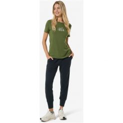 Koszulka SUPER.NATURAL W TOP MOUNTAIN ART TEE. Zielone koszulki sportowe damskie super.natural, bez wzorów, bez ramiączek. Za 249.99 zł.