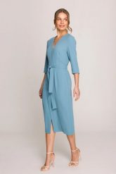 Elegancka sukienka midi z dekoltem V i rozcięciem błękitna. Niebieskie sukienki damskie Stylove, bez wzorów, z elastanu, biznesowe, bez ramiączek. Za 429.00 zł.