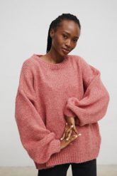 Sweter oversize z bufiastymi rękawami w kolorze BRICK ORANGE - RIVERO-UNI. Pomarańczowe swetry klasyczne damskie Marsala, na lato, z wełny, bez kołnierzyka. Za 249.90 zł.