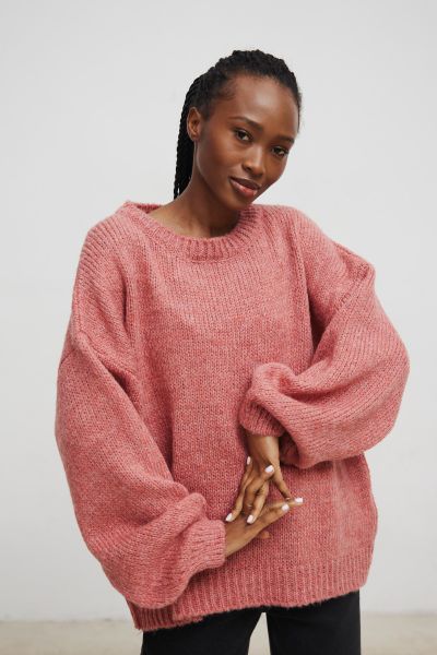 Sweter oversize z bufiastymi rękawami w kolorze BRICK ORANGE - RIVERO-UNI. Pomarańczowe swetry klasyczne damskie Marsala, na lato, z wełny, bez kołnierzyka. Za 249.90 zł.