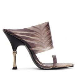 Klapki Just Cavalli. Brązowe klapki damskie Just Cavalli, bez wzorów, bez obcasa, bez zapięcia. Za 959.99 zł.