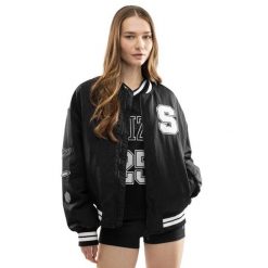 Damska bejsbolowa kurtka bomberka Siroko IBZ Hoop Black-W. Czarne kurtki damskie SIROKO, l, bez wzorów, prążkowane, bez kaptura. Za 550.00 zł.