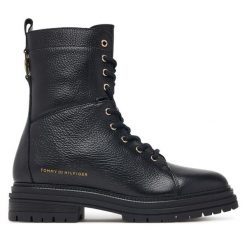 Trzewiki Tommy Hilfiger. Czarne botki damskie Tommy Hilfiger, bez obcasa, na płaskiej podeszwie, bez zapięcia. Za 799.99 zł.