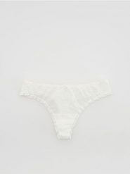 Majtki typu stringi z siateczki - złamana biel. Stringi Reserved, bez wzorów. Za 19.99 zł.