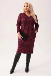 Bordowa dresowa sukienka Leona w panterkę - wygoda w modnym wydaniu PLUS SIZE XXL. Czerwone sukienki damskie Moda Size Plus Iwanek, bez wzorów, z bawełny, eleganckie, bez ramiączek. W wyprzedaży za 199.90 zł.