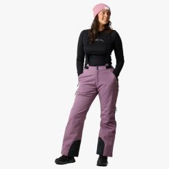 Spodnie narciarskie damskie wodoodporne wiatroszczelne oddychające Cervinia II. Fioletowe spodnie sportowe damskie SWEDEMOUNT, na zimę, bez wzorów, narciarskie. W wyprzedaży za 447.00 zł.