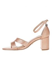 S.Oliver Sandały w kolorze różowozłotym rozmiar: 40. Różowe sandały damskie S.Oliver, bez wzorów, bez obcasa, na koturnie, bez zapięcia. Za 110.29 zł.