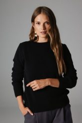 WEŁNIANY SWETER LAURA CZARNY M - Flawless. Czarne swetry klasyczne damskie Flawless, m, z dzianiny, bez kołnierzyka. Za 679.00 zł.