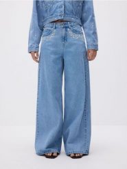 Jeansy wide leg z haftem - niebieski. Niebieskie jeansy damskie Reserved. W wyprzedaży za 89.99 zł.
