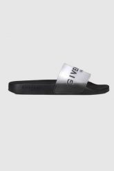GIVENCHY Transparentne klapki damskie z czarną podeszwą. Czarne klapki damskie Givenchy, bez wzorów, bez obcasa, bez zapięcia. W wyprzedaży za 999.99 zł.