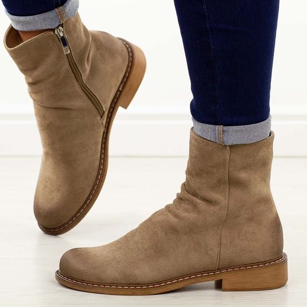 Beżowe zamszowe botki damskie Potocki 12716. Brązowe botki damskie POTOCKI, na jesień, z dzianiny, casualowe, z okrągłym noskiem, bez obcasa, na płaskiej podeszwie, bez zapięcia. W wyprzedaży za 196.94 zł.