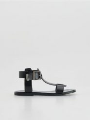 Sandały z łączonych materiałów - mahoniowy. Brązowe sandały damskie Reserved, bez wzorów, z materiału, bez obcasa, bez zapięcia. Za 169.99 zł.