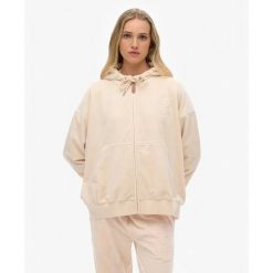 Kurtka dresowa z kapturem, rozpinana, welurowa dla kobiet Superdry Country Club. Czerwone kurtki damskie Superdry, bez wzorów, z dresówki, z kapturem. Za 389.55 zł.