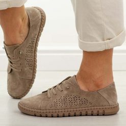 Beżowe skórzane półbuty damskie Vinceza 95362. Brązowe półbuty damskie VINCEZA, na lato, w ażurowe wzory, z jeansu, z okrągłym noskiem, bez obcasa, bez zapięcia. W wyprzedaży za 197.10 zł.