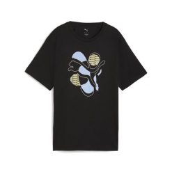 Damska koszulka o luźnym kroju z energetyzującą grafiką PUMA Black. Czarne bluzki damskie Puma, bez wzorów, sportowe, bez kołnierzyka, bez ramiączek. Za 109.00 zł.