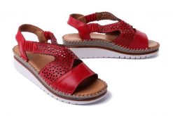 MANITU 910213-04 rot, sandały damskie. Czerwone sandały damskie Manitu, w ażurowe wzory, ze skóry, bez obcasa, na koturnie, bez zapięcia. Za 284.90 zł.