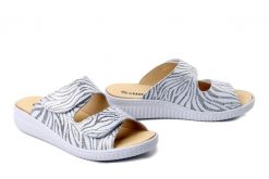 DR. BRINKMANN 701081-03 weiss, klapki damskie. Białe klapki damskie Dr. Brinkmann, bez wzorów, ze skóry, bez obcasa, bez zapięcia. Za 309.90 zł.